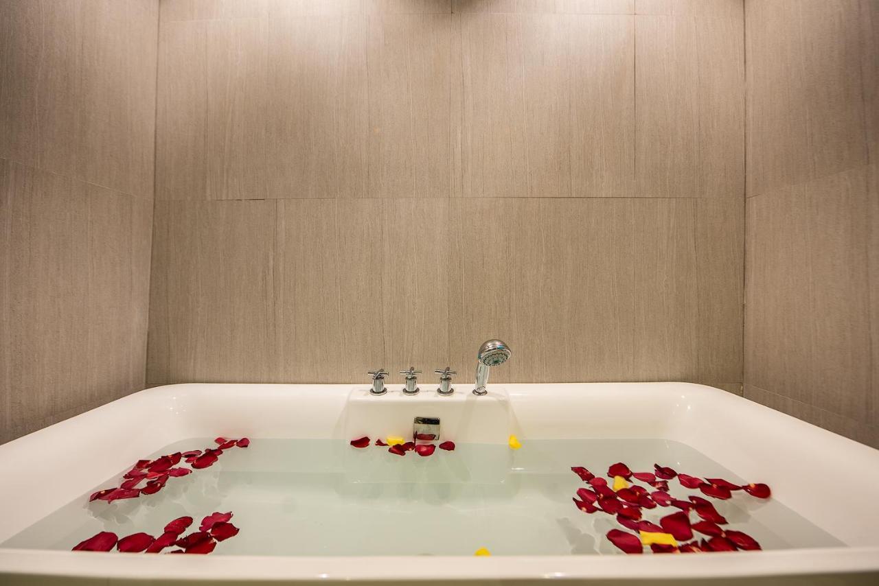 Blue Inn Boutique Abha Dış mekan fotoğraf A bathtub with rose petals