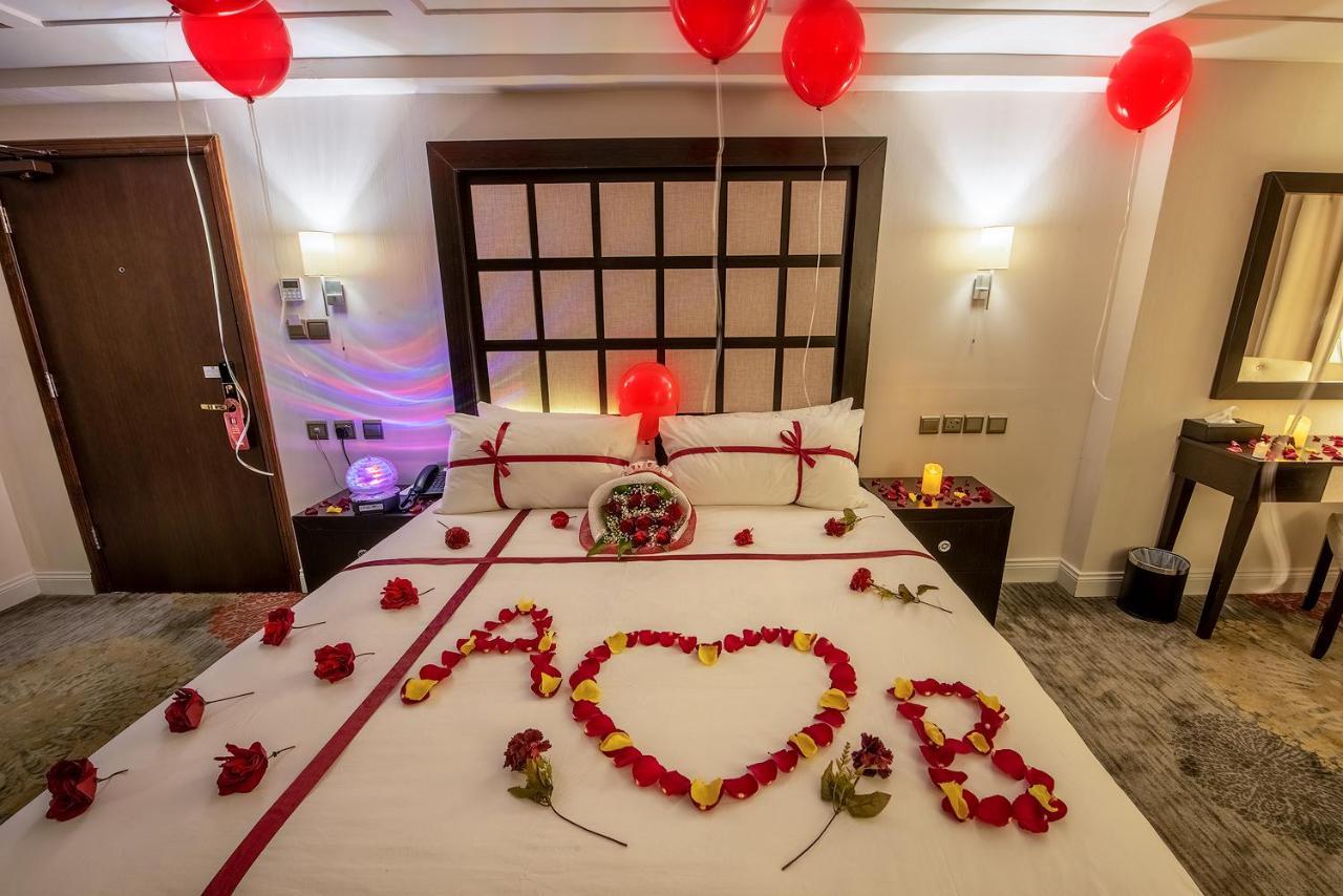 Blue Inn Boutique Abha Dış mekan fotoğraf A bedroom decorated for Valentine's Day