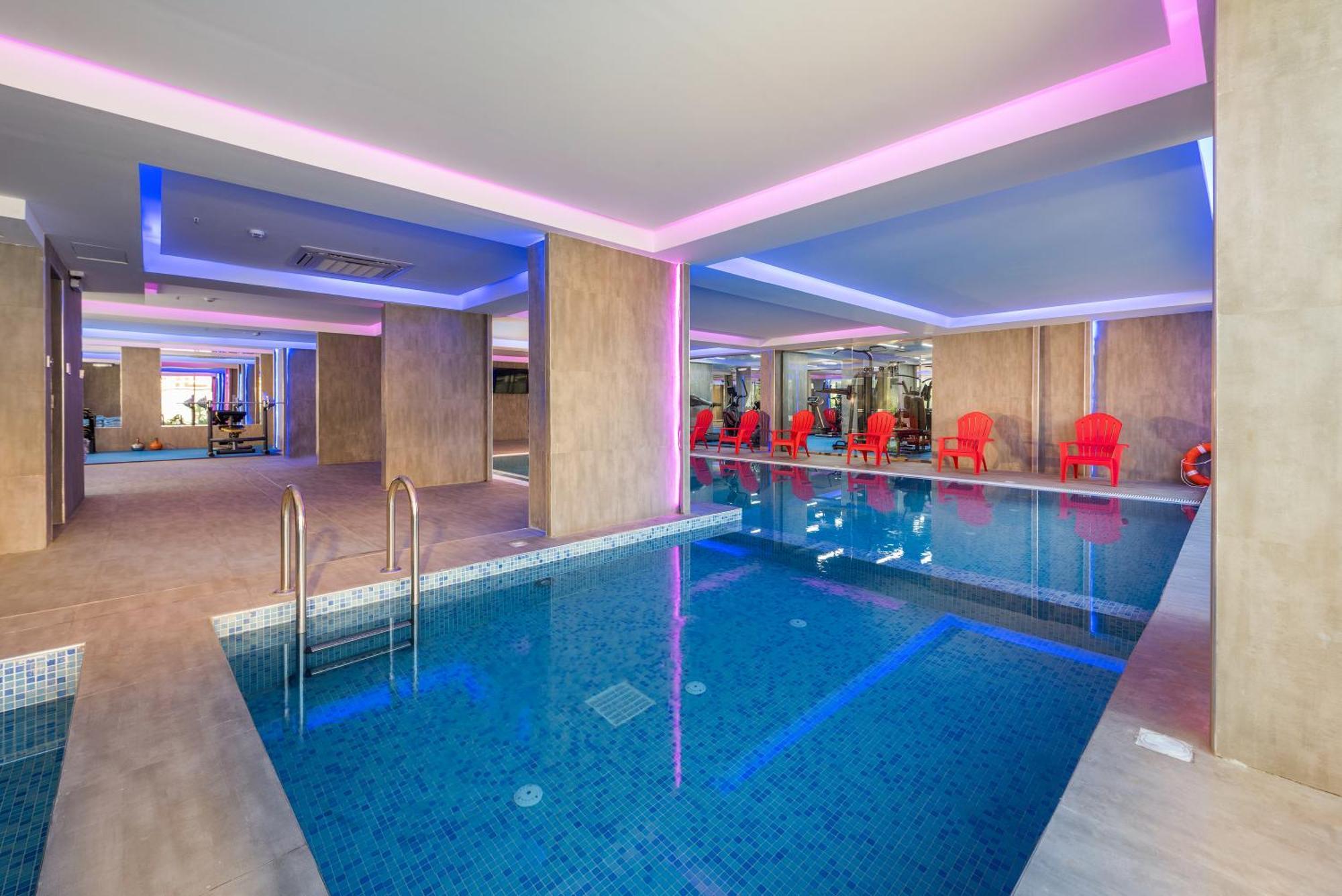 Blue Inn Boutique Abha Dış mekan fotoğraf The swimming pool at the hotel